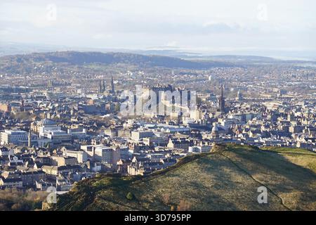 Panoramablick auf Edinburgh mit Edinburgh Castle und der historischen Skyline der Stadt. Edinburgh, Schottland Stockfoto