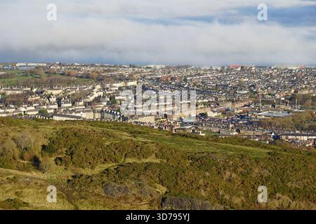 Panoramablick auf Edinburghs Vorstadtviertel mit grünen Hügeln im Vordergrund. Edinburgh, Schottland Stockfoto