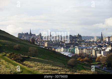 Panoramablick auf Edinburghs historische Skyline von den grasbewachsenen Hängen des Holyrood Park. Edinburgh, Schottland Stockfoto