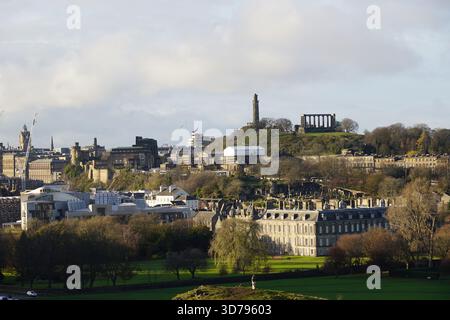 Panoramablick auf Edinburgh mit Wahrzeichen von Calton Hill und historischer Architektur unter weichem Winterlicht. Edinburgh, Schottland Stockfoto