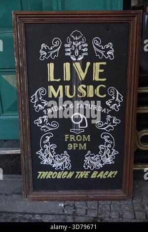 Schild mit Tafel vor einem Pub, das Freitag- und Samstagabend ab 21:00 Uhr Live-Musik anbietet. Edinburgh, Schottland Stockfoto