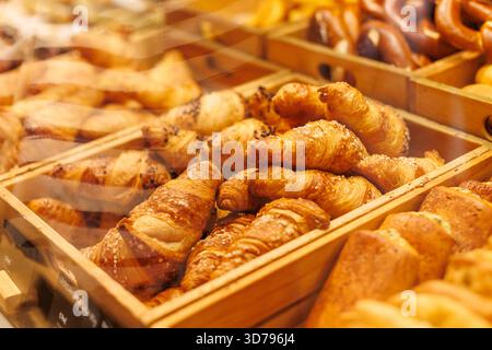 Frisch gebackene Croissants in Holztabletts in einer Bäckerei Stockfoto