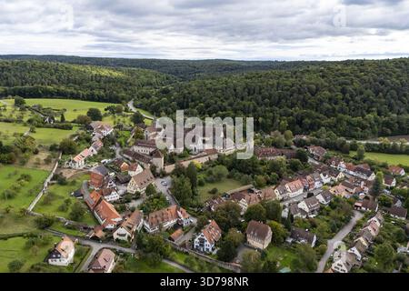 Aus der Vogelperspektive des Klosters Bebenhausen eingebettet in das pulsierende grüne Baldachin des umliegenden Waldes, ein mittelalterliches Wunder, Bebenhausen, Baden-Württemberg, GE Stockfoto