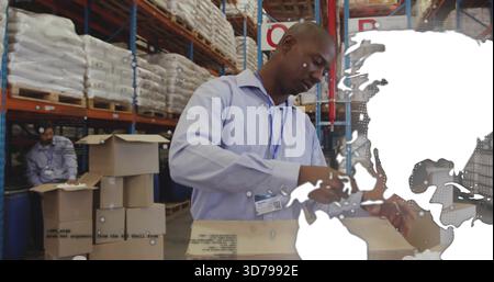 Verpackungsarbeiter mit Kragen, der Kartonschachtel im Lagerbereich bearbeitet, Weltkarte-Overlay. Packer, Paletten, Regale, Säcke, Klebeband, Logistik, f Stockfoto