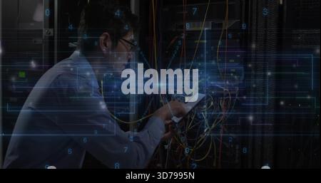 Reparatur koreanischer Techniker, Überprüfung der Rack-Kabel im Serverraum, Halten des Telefons, in hellem Hemd, Kopierraum Stockfoto