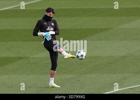 Manchester, Großbritannien. November 2025. Manchester City Torhüter James Trafford während der UEFA Champions League Trainingssession am 5. Spieltag von 8 Manchester City gegen Bayer 04 Leverkusen auf dem Etihad Campus, Manchester, Großbritannien, 24. November 2025 (Foto: Mark Cosgrove/News Images) *** GER AUT SUI OUT *** in Manchester, Großbritannien am 24.11.2025. (Foto: Mark Cosgrove/News Images/SIPA USA) Credit: SIPA USA/Alamy Live News Stockfoto