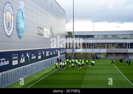 MANCHESTER, ENGLAND - 24. NOVEMBER: Die Spieler von Manchester City wärmen sich während eines Trainings vor dem Spiel der UEFA Champions League 2025/26 Phase MD5 zwischen Manchester City und Bayer 04 Leverkusen in der Manchester City Football Academy am 24. November 2025 in Manchester auf. (Foto: Rene Nijhuis) Credit: René Nijhuis/Alamy Live News Stockfoto