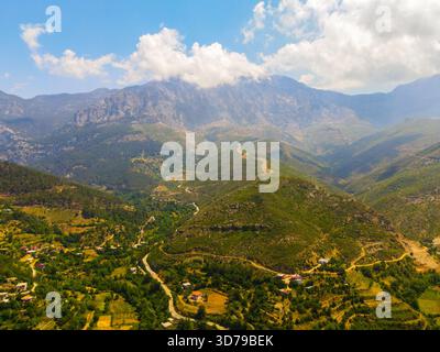 Hochauflösendes Luftbild, aufgenommen am 13. November 2024, das sanfte Hügel, landwirtschaftliche Felder und klaren Himmel über der türkischen Landschaft zeigt Stockfoto