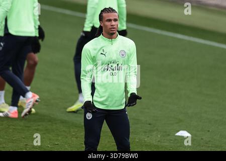 Manchester, Großbritannien. November 2025. Nathan Ake von Manchester City während des Trainings zur UEFA Champions League am 5. Spieltag von 8 Manchester City gegen Bayer 04 Leverkusen auf dem Etihad Campus, Manchester, Großbritannien, 24. November 2025 (Foto: Mark Cosgrove/News Images) *** GER AUT SUI OUT *** in Manchester, Großbritannien am 24.11.2025. (Foto: Mark Cosgrove/News Images/SIPA USA) Credit: SIPA USA/Alamy Live News Stockfoto