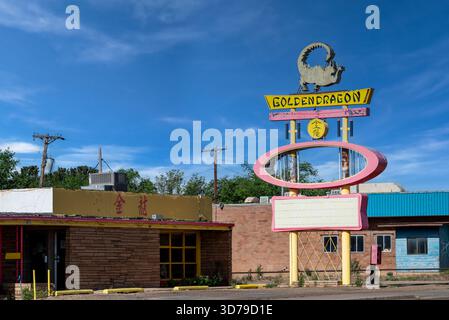 Das Golden Dragon Restaurant mit seinem einzigartigen Neonschild befindet sich an der US Route 66 in Tucumcari, New Mexico. Stockfoto