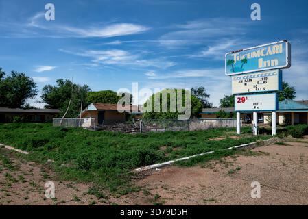 Ein verlassenes Motel mit einem recht modernen Schild und einem Swimmingpool befindet sich an der US Route 66 in Tucumcari, New Mexico. Stockfoto