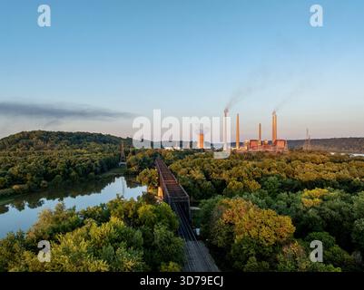 Blick bei Sonnenuntergang auf die Lawrenceburg Bridge, ein durchgehendes Fachwerk, das eine Eisenbahn über den Great Miami River zwischen Indiana und Ohio führt. Stockfoto