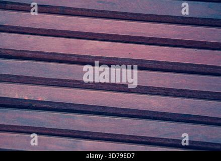 Violetter diagonaler Holzdiagonaldielen Hintergrund. Stockfoto