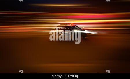 Fahrgeschwindigkeiten mit Lichtlinien im urbanen Verkehrsstadtbild. Stockfoto