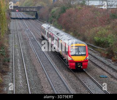 Sunnyhill, Großbritannien, 24. November 2025: Class 170 170103 in Pride Lackierung auf der 1G24 1141 Nottingham nach Birmingham New Street im Herbst – Britisch Stockfoto