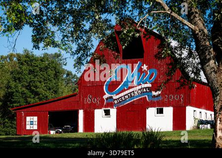 Diese rot mit Leinsamenöl gestrichene Ohio-Bicentennial-Scheune mit traditionellem Gambrel-Design steht auf einer kleinen Farm in Jackson County, Ohio. Stockfoto