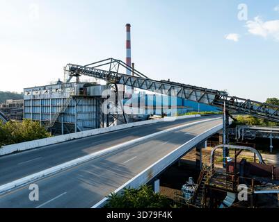 Ein spätabendlicher Blick auf die geschlossene Papierfabrik in Chillicothe, Ohio, mit dem zentralen Schornstein und dem umgebenden verlassenen Industriekomplex. Stockfoto