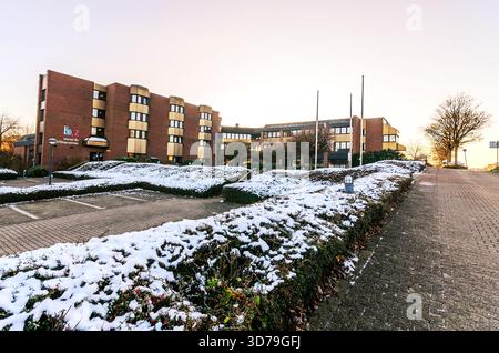 ISERLOHN, DEUTSCHLAND – 24. NOVEMBER 2025: Außenansicht des Internatsgebäudes Bildung Centrum Stockfoto