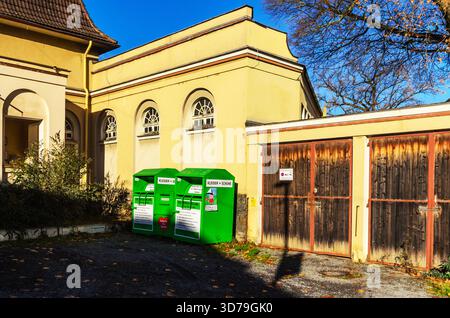 ISERLOHN, DEUTSCHLAND — 24. NOVEMBER 2025: Grüntonnen für Bekleidungs- und Schuhspenden im Bezirk Letmathe Stockfoto