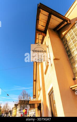 ISERLOHN, DEUTSCHLAND – 24. NOVEMBER 2025: Außenansicht des italienischen Restaurants Angolo im Stadtteil Letmathe Stockfoto