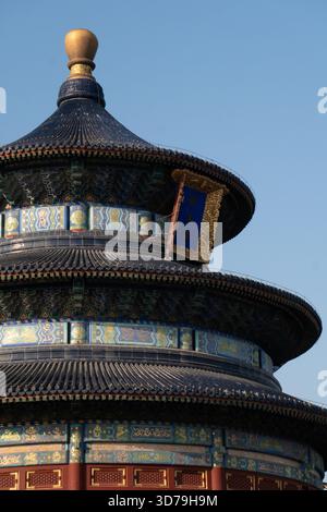 Blick auf das gestufte Pagodendach des Himmelstempels mit seinen blauen Fliesen und goldenen Akzenten, die in Richtung des klaren Himmels reichen, Peking, China. Stockfoto