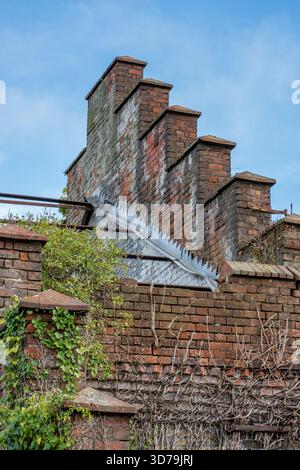 Rote Backsteinfassade an der Vorderseite eines alten Industriegebäudes in Newport auf der isle of wight UK. Historisches Gebäude aus rotem Backstein. Stockfoto