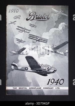 Originalwerbung aus dem Jahr 1940, die die Entwicklung von Bristol-Flugzeugen von 1910 bis 1940 veranschaulicht. Es erscheinen mehrere Flugzeugtypen, von frühen Doppeldeckern bis zu späteren Eindeckern und zweimotorigen Designs, wobei ein großes 1940-Flugzeug mit dem RAF-Rounddel im Vordergrund steht. Stockfoto