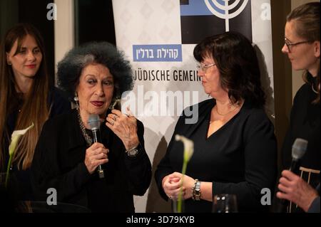 24. November 2025, Berlin: Lea Rosh, Publizistin und Vorsitzende des Förderkreises, spricht bei der Verleihung des Preises für Zivilcourage – gegen Rechtsradikalismus, Antisemitismus und Rassismus. Christine Herntier, (2. Von rechts) Bürgermeisterin von Spremberg/Grodk, Pastor Elisabeth Schulze (links) und Pastor Jette Förster (rechts) stehen bereit. Gemeinsam mit der Jüdischen Gemeinde Berlin vergeben die Organisatoren den Preis an Christine Herntier, Bürgermeisterin von Spremberg/Grodk, sowie an die Bürgerinitiativen Unteilbar Spremberg und AG Spurensuche. Foto: Markus Lenhardt/dpa Stockfoto