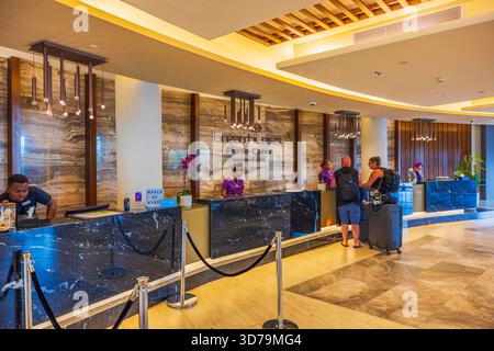 Blick auf die Hotelrezeption im atemlosen Punta Cana mit Leuten und Gepäck in modernem Lobbyhintergrund. Dominikanische Republik. Punta Cana. Stockfoto