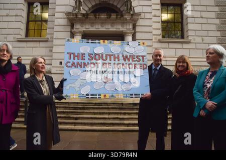 London, Großbritannien. November 2025. Die Abgeordneten der Liberaldemokraten stehen vor dem Finanzministerium mit einem Schild, das besagt, dass der Südwesten nicht ignoriert werden darf, da sie die Finanzierung der Region vor dem Haushalt fordern. Quelle: Vuk Valcic/Alamy Live News Stockfoto