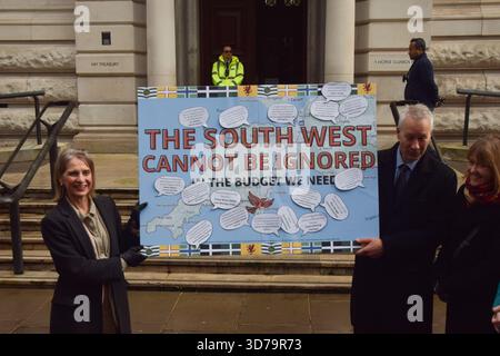 London, Großbritannien. November 2025. Die Abgeordneten der Liberaldemokraten stehen vor dem Finanzministerium mit einem Schild, das besagt, dass der Südwesten nicht ignoriert werden darf, da sie die Finanzierung der Region vor dem Haushalt fordern. Quelle: Vuk Valcic/Alamy Live News Stockfoto