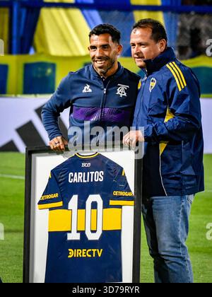 Buenos Aires, Argentinien. November 2025. Carlos Tevez erhält Anerkennung vom Boca Juniors-Trainer und ehemaligen Spieler Marcelo Delgado im Spiel zwischen Boca Juniors und Talleres de Cordoba. Im Achtelfinale von Torneo Clausura Betano 2025 besiegten die Boca Juniors Talleres mit 2:0. Alberto J Armando, La Bombonera Stadium. Stockfoto
