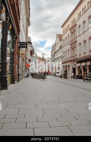 Blick auf eine Fußgängerzone mit Geschäften, Fahrrädern und historischen Gebäudefassaden, fotografiert am 20. November 2025 um 13:16 Uhr in Göttingen, Niedersachsen Stockfoto