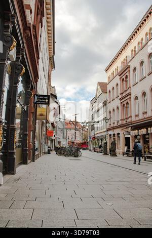 Blick auf eine Fußgängerzone mit Geschäften, Gebäudefassaden und Fahrrädern, fotografiert am 20. November 2025 um 13:18 Uhr in Göttingen, Niedersachsen, Keim Stockfoto
