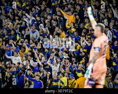 Buenos Aires, Argentinien. November 2025. Boca Juniors Fans im Spiel zwischen Boca Juniors und Talleres de Cordoba. Im Achtelfinale von Torneo Clausura Betano 2025 besiegten die Boca Juniors Talleres mit 2:0. Alberto J Armando, La Bombonera Stadium. Stockfoto