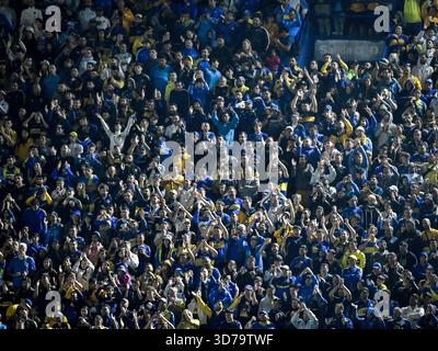 Buenos Aires, Argentinien. November 2025. Boca Juniors Fans im Spiel zwischen Boca Juniors und Talleres de Cordoba. Im Achtelfinale von Torneo Clausura Betano 2025 besiegten die Boca Juniors Talleres mit 2:0. Alberto J Armando, La Bombonera Stadium. Stockfoto