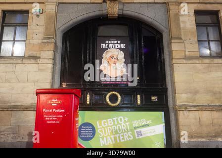 Ein Poster für „in Memory of the Vivienne“ über einem roten Royal Mail-Paketkasten in der Victoria Street, Liverpool. Eine Hommage an den Sieger des Drag Race in Großbritannien. Stockfoto