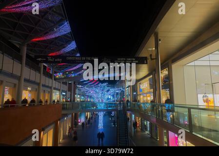 Liverpool ONE in der Nacht, mit dem großen Neon-Weihnachtsbaum, festlichen Lichtern und Outdoor-Bar/Karaoke-Hütten im Chavasse Park. Stockfoto