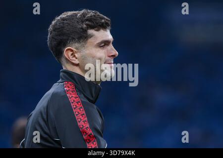 Christian Pulisic vom AC Milan sieht sich beim Fußballspiel der Serie A 2025/26 zwischen dem FC Internazionale und dem AC Milan im San Siro Stadion in Mailand an Stockfoto