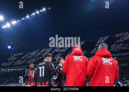 Fans des AC Mailand wurden 2025/26 während des Fußballspiels der Serie A zwischen dem FC Internazionale und dem AC Mailand im San Siro Stadion in Mailand gesehen Stockfoto