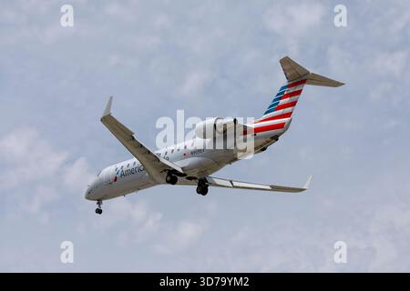 Ein Bombardier Challenger amerikanischer Fluggesellschaften auf dem letzten Anflug nach Chicago O'Hare Stockfoto