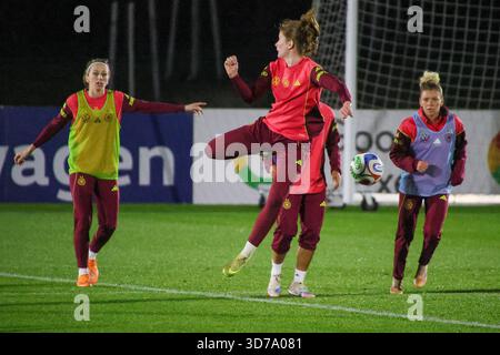 Frankfurt, Deutschland 24. November 2025: Frauen-Fußball-Nationalmannschaft - Training - 24. November 2025 im Bild: Von links nach rechts. Kathrin Hendrich (Deutschland), Sjoeke Nüsken / Nuesken (Deutschland) und Linda Dallmann (Deutschland) während der Ausbildung in Frankfur Stockfoto