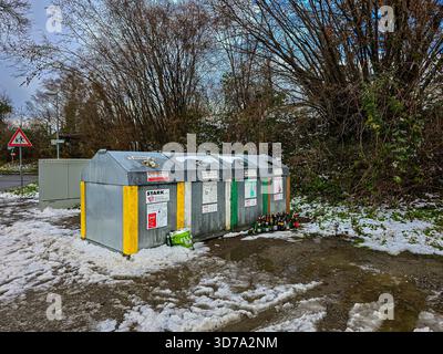 Uberlingen, Deutschland - 6. Januar 2025. Viele leere Flaschen und Gläser neben den Behältern, die nach den Feiertagen zur getrennten Sammlung von Glas überfüllt waren. Stockfoto
