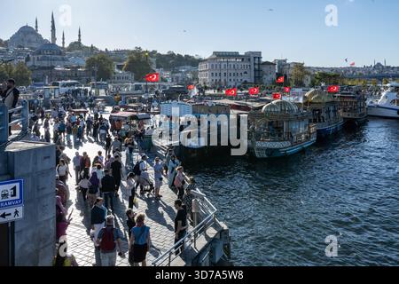 Istanbul, Türkei. September 2025. Panoramablick auf das geschäftige Viertel Eminonu neben dem Goldenen Horn und Boote, die Balik Ekmek verkaufen, einen beliebten Fisch Stockfoto