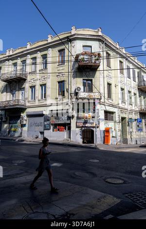 Tiflis, Georgien. August 2025. Traditionell georgianisch gestaltete Häuser in den Straßen in der Nähe des Dry Bridge Viertels von Tiflis, Georgien. Stockfoto