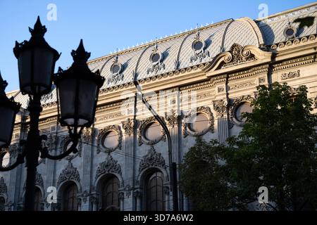 Tiflis, Georgien. August 2025. Wunderschöne Architektur des Rustaveli Nationaltheaters, des größten und eines der ältesten Theater von Georgien, l Stockfoto