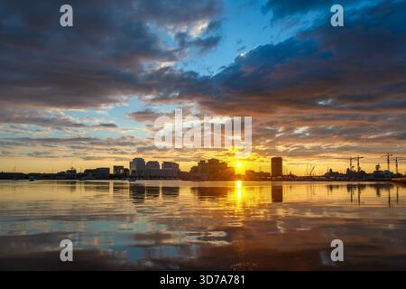 Norfolk, Virginia, USA, Skyline der Innenstadt mit dramatischen Morgenwolken am Elizabeth River. Stockfoto