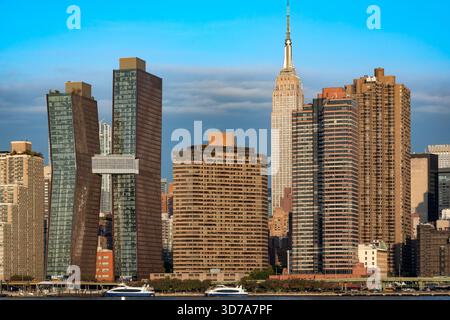 Die beeindruckende Skyline von Midtown Manhattan, die vom Ufer des Hunters Point South Park in Long Island City aus über den East River blickt. Stockfoto