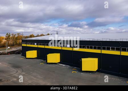 Verteilerlager mit Laderampen, Luftaufnahme. Stockfoto