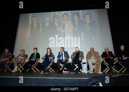 23. November 2025, Beverly Hills, Kalifornien, USA: Produzentin und Schriftstellerin SANDRA SCHULBERG, amerikanische Schauspielerin, Produzentin und Aktivistin KAREN SHARPE KRAMER, Schauspielerin, Produzentin und Aktivistin KAT KRAMER, englische Komikerin, Satiristin, Dramatikerin und Drehbuchautorin PETER COOK, französisch geborene australische Künstlerin und Filmregisseurin PHILIPPE MORA, NICHOLAS ELIOPOULOS, Kommunikations- und Kreativexpertin LIBELA HALEVY, Regisseurin Stanley und Kreativfilmregisseurin dem Film-Film-Film-Film-Film-Film: Urteilsvermögen in Nürnberg und am Strand präsentiert von Kat Kramers Filmen, die die Welt verändern Stockfoto